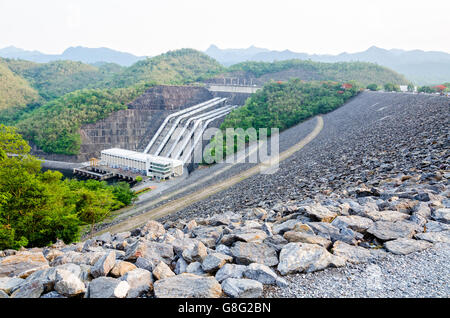 Centrales hydroélectriques à Khuean Sinakharin barrage dans la province de Kanchanaburi, Thaïlande Banque D'Images