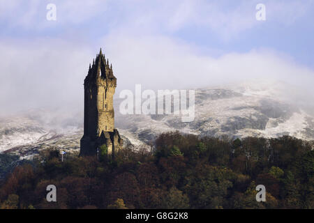 Le Wallace Monument près de Stirling avec des collines couvertes de neige et de brouillard glacial en arrière-plan, alors que la Grande-Bretagne a été battue par de graves gales alors que le nouveau nom de Storm Clodagh s'est écrasé sur sa côte depuis l'Atlantique. Banque D'Images