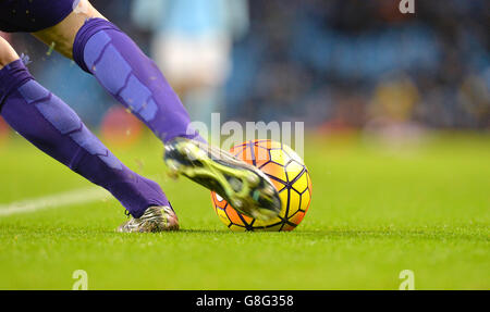 Manchester City v Southampton - Barclays Premier League - Etihad Stadium.Détail des pieds du gardien de but de Manchester City Willy Caballero donnant un coup de pied à une balle. Banque D'Images