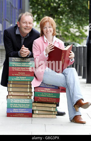 Michael Boyd, directeur artistique de la Royal Shakespeare Company, et Deborah Shaw, directrice de projet des « The Complete Works », organisent des copies des pièces de William Shakespeare pour célébrer le RSC qui a accueilli le tout premier festival des œuvres complètes de Shakespeare à Stratford-upon-Avon du 2006 avril pour une année entière. Banque D'Images