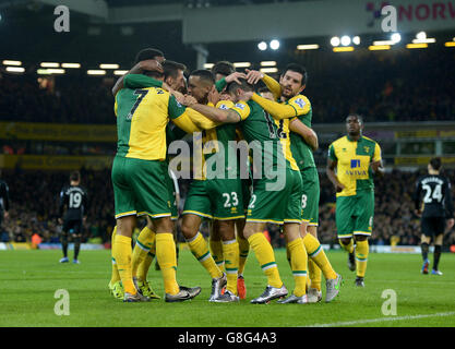 Lewis Grabban (à gauche), de Norwich City, célèbre le premier but du match de la Barclays Premier League à Carrow Road, Norwich. Banque D'Images