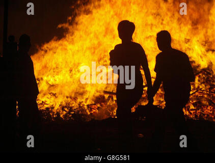 Un feu de camp est allumé à Broughshane, Co Antrim. Dans toute l'Irlande du Nord, des centaines de feux de camp ont été incendiés, signalant le début de la plus grande journée de marche dans le calendrier de l'ordre d'Orange. Demain, des milliers d'Orangemen partiront dans les rues pour les défilés commémoratifs de la bataille de Boyne. La police et les troupes seront en attente dans le nord de Belfast, où les marcheurs traverseront le district d'Ardoyne à deux reprises. Banque D'Images