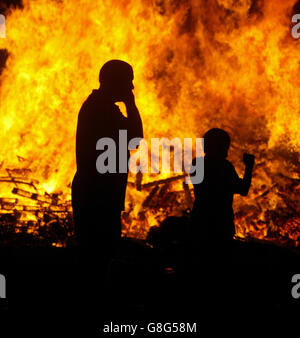 Un feu de camp est allumé à Broughshane, Co Antrim. Dans toute l'Irlande du Nord, des centaines de feux de camp ont été incendiés, signalant le début de la plus grande journée de marche dans le calendrier de l'ordre d'Orange. Demain, des milliers d'Orangemen partiront dans les rues pour les défilés commémoratifs de la bataille de Boyne. La police et les troupes seront en attente dans le nord de Belfast, où les marcheurs traverseront le district d'Ardoyne à deux reprises. Banque D'Images