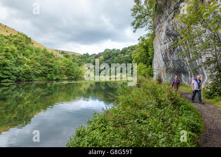 Les gens qui marchent le long des berges sur la rivière Wye à Miller's Dale dans le Derbyshire Dales, parc national de Peak District, England, UK Banque D'Images