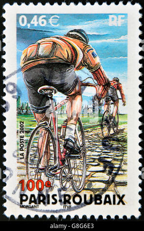 FRANCE - circa 2002 : timbres en France montre course cycliste Paris-Roubaix, vers 2002 Banque D'Images