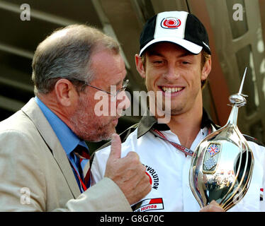 Jenson Button, pilote de la Grande-Bretagne et DU BAR-Honda, reçoit le Hawthorn Memorial Trophée par le ministre des Sports Richard Caborn (L), en reconnaissance de ses performances exceptionnelles en 2004. Banque D'Images