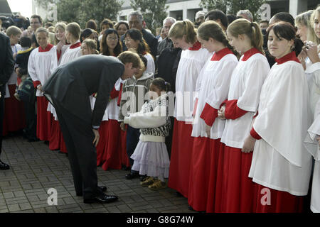 Le prince William discute avec les membres de la congrégation et du chœur après avoir assisté au service du matin à la cathédrale de la Sainte Trinité à Auckland le dimanche 10 2005 juillet.Il a ensuite déposé une couronne au nom de la Reine dans le cadre des commémorations du VE et du VJ. Banque D'Images