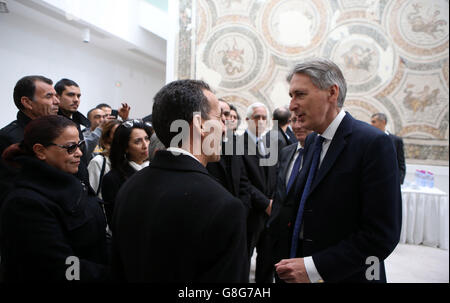 Le secrétaire aux Affaires étrangères Philip Hammond (à droite) rencontre le personnel médical et les travailleurs de l'hôtel qui ont travaillé à l'attentat terroriste de Sousse lors d'une visite au Musée national du Bardo à Tunis, en Tunisie. Banque D'Images