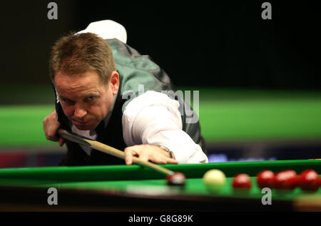 Joe Swail pendant son match avec Michael Holt pendant le sixième jour du championnat de snooker britannique Betway 2015 au York Barbican, York. Banque D'Images