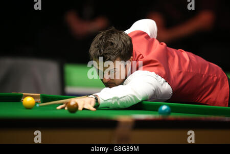 Michael Holt pendant son match avec Joe Swail pendant le sixième jour du championnat de snooker britannique Betway 2015 au York Barbican, York. Banque D'Images