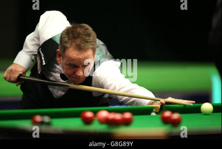 Joe Swail pendant son match avec Michael Holt pendant le sixième jour du championnat de snooker britannique Betway 2015 au York Barbican, York. Banque D'Images