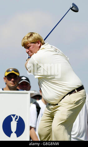 Golf - 134e Open Championship 2005 - cycle d'entraînement - St Andrews.Le tee-shirt John Daly des États-Unis est au 16e tee pendant la pratique. Banque D'Images