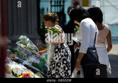 Les membres du public laissent des fleurs et regardent les hommages floraux près du site de l'attentat à la bombe dans la place Tavistock à Londres. Banque D'Images