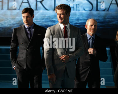 (De gauche à droite) Ben Walker, Chris Hemsworth et le réalisateur Ron Howard arrivant pour la première européenne de au coeur de la mer à l'Empire, Leicester Square à Londres. Banque D'Images