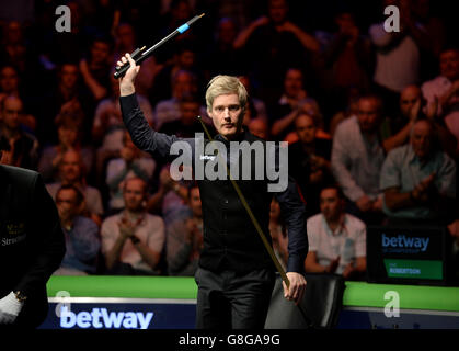 Neil Robertson célèbre son match de demi-finale contre Mark Selby au cours du onze jour du championnat britannique de Snooker 2015 de Betway au York Barbican, York. Banque D'Images