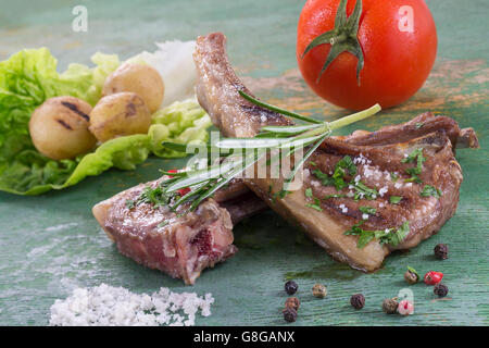 Côtelettes d'agneau grillées aux herbes aromatiques fraîches Banque D'Images