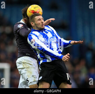 Sheffield Wednesday v Derby Couny - Sky Bet Championship - Hillsborough.Gary Hooper de Sheffield Wednesday et Richard Keogh du comté de Derby (à gauche) se battent pour le ballon dans les airs Banque D'Images