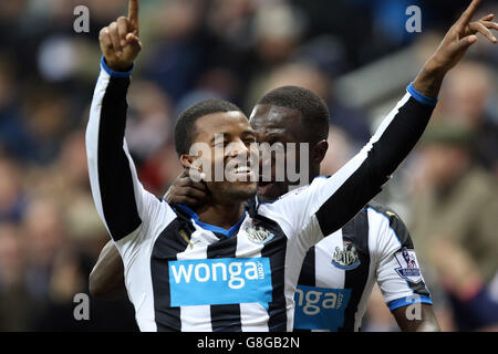 Georginio Wijnaldum, de Newcastle United, célèbre le deuxième but de sa partie avec Moussa Sissoko (à droite) lors du match de la Barclays Premier League à St James' Park, Newcastle. APPUYEZ SUR ASSOCIATION photo. Date de la photo: Dimanche 6 décembre 2015. Voir PA Story FOOTBALL Newcastle. Le crédit photo devrait se lire comme suit : Richard Sellers/PA Wire. Utilisation en ligne limitée à 45 images, pas d'émulation vidéo. Aucune utilisation dans les Paris, les jeux ou les publications de club/ligue/joueur unique. Banque D'Images