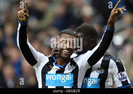 Georginio Wijnaldum, de Newcastle United, célèbre le deuxième but de sa partie avec Moussa Sissoko (à droite) lors du match de la Barclays Premier League à St James' Park, Newcastle. Banque D'Images