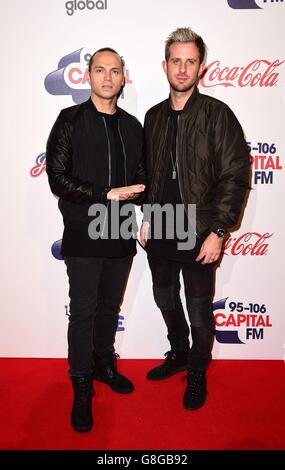 Joe Lenzie (à gauche) et Cameron Edwards de Sigma assistent au Jingle Bell ball 2015 de Capital FM à l'O2 Arena de Londres. Banque D'Images