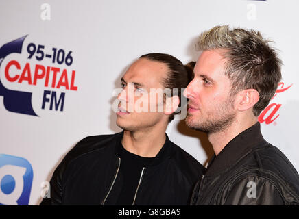 Joe Lenzie (à gauche) et Cameron Edwards de Sigma assistent au Jingle Bell ball 2015 de Capital FM à l'O2 Arena de Londres. Banque D'Images