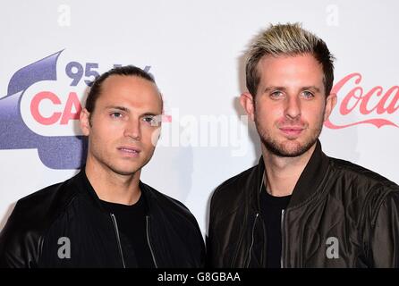 Joe Lenzie (à gauche) et Cameron Edwards de Sigma assistent au Jingle Bell ball 2015 de Capital FM à l'O2 Arena de Londres. Banque D'Images