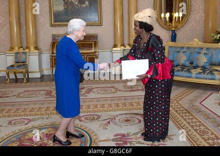 La reine Elizabeth II reçoit son Excellence Mme Aichatou Sanni Aoudou où elle présente ses lettres de créance en tant qu'ambassadrice de la République gabonaise à la Cour de St James à Buckingham Palace à Londres. Banque D'Images