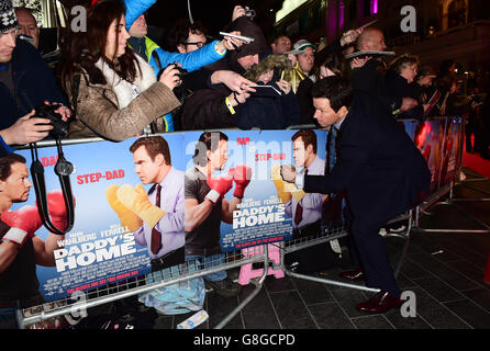 Mark Wahlberg assiste à la première de Daddy's Home au vue West End Cinema, Leicester Square, Londres. APPUYEZ SUR ASSOCIATION photo. Date de la photo: Mercredi 9 décembre 2015. Voir l'histoire de PA SHOWBIZ DaddysHome. Le crédit photo devrait se lire comme suit : Ian West/PA Wire Banque D'Images