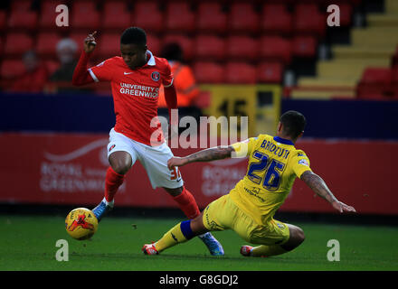 Charlton Athletic / Leeds United - Sky Bet Championship - The Valley.Ademola Lookman, de Charlton Athletic, saute sur l'attaque de Liam Bridgett, de Leeds United Banque D'Images