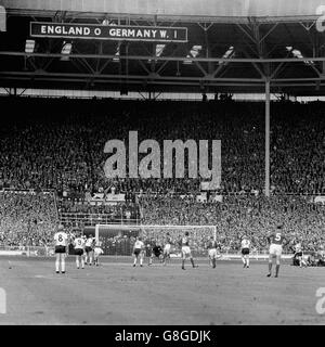 Geoff Hurst (sixième r), en Angleterre, est à la tête du ballon devant le gardien de but de l'Allemagne de l'Ouest Hans Tilkowski (sixième l) pour atteindre les scores 1-1, en tant que coéquipiers Alan ball (quatrième r), Martin Peters (cinquième r), Roger Hunt (quatrième l) et Jack Charlton (deuxième r), Et Helmut Haller (l), Uwe Seeler (deuxième l), Willi Schulz (troisième l), Wolfgang Weber (cinquième l). Karl-Heinz Schnellinger (troisième r) et Horst-Dieter Hottges (r), regardez Banque D'Images