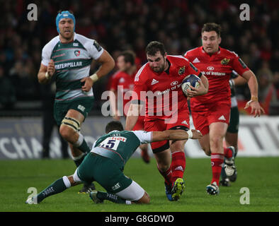 James Cronin de Munster en action contre Telusa Veainu des Tigres de Leicester lors de la coupe des champions européens, équipe quatre matchs à Thomond Park, Limerick, Irlande. Banque D'Images