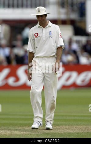 Le capitaine d'Angleterre Michael Vaughan montre sa déjection alors que les batteurs australiens Michael Clarke et Damien Martyn ont une course. Banque D'Images