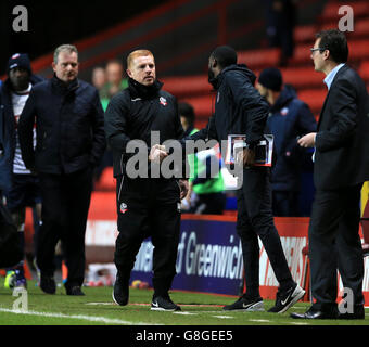 Le gérant de Bolton Wanderers Neil Lennon (au centre à gauche) secoue la main de l'entraîneur intérimaire de première équipe de Charlton Athletic Jason Euell (au centre à droite) après le coup de sifflet final Banque D'Images