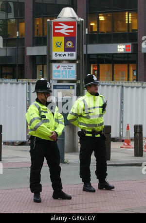 Des policiers se tiennent à l'extérieur de la gare de Snow Hill à Birmingham, après qu'un homme ait été arrêté à la gare en vertu de la loi anti-terroriste. Deux valises étaient également examinées par des agents des explosifs, a déclaré la police britannique des transports. Selon des sources de l'industrie ferroviaire, la station a été fermée à 17h55 et ne devrait pas encore s'ouvrir pendant quelques deux heures. Des bureaux locaux ont également été évacués, mais aucune information immédiate ne reliait l'arrestation aux attaques de Londres. Banque D'Images