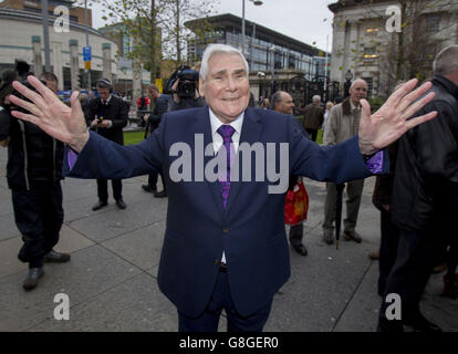 Le prédicateur évangélique James McConnell quitte le tribunal des magistrats de Belfast après que le jugement ait été réservé dans l'affaire de grande envergure où il a été inculpé d'un sermon controversé dans lequel il a qualifié l'Islam de 'satanique'. Banque D'Images