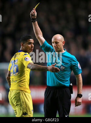 Charlton Athletic / Leeds United - Sky Bet Championship - The Valley.Le Liam Bridcutt (à gauche) de Leeds United montre le carton jaune par l'arbitre Andy Davies Banque D'Images