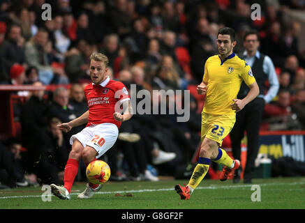 Charlton Athletic / Leeds United - Sky Bet Championship - The Valley.Chris Solly de Charlton Athletic et Lewis Cook de Leeds United (à droite) en action Banque D'Images