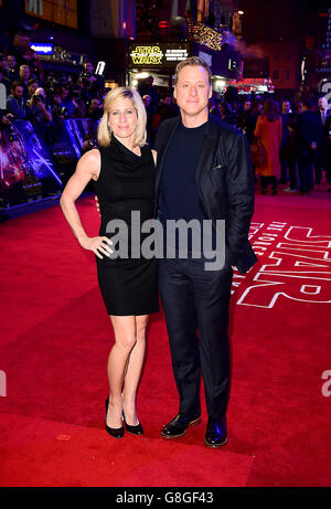 Alan Tudyk et invité assistant à Star Wars: The Force réveille la première européenne qui s'est tenue à Leicester Square, Londres.APPUYEZ SUR ASSOCIATION photo.Voir l'histoire de PA SHOWBIZ StarWars.Date de la photo: Mercredi 16 décembre 2015.Le crédit photo devrait se lire comme suit : Ian West/PA Wire Banque D'Images