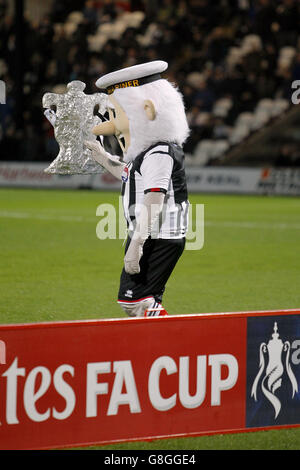 Grimsby Town / Shrewsbury Town - Emirates FA Cup - second Round - Blundell Park.Mariner puissant, mascotte de Grimsby Town Banque D'Images