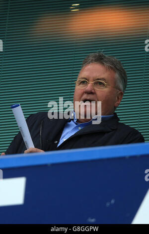 Guus Hiddink, directeur intérimaire de Chelsea, observe les matchs de la Barclays Premier League à Stamford Bridge, Londres. Banque D'Images