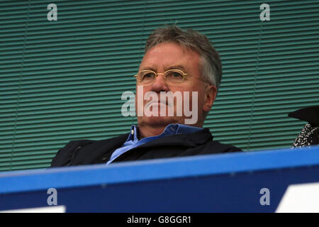 Guus Hiddink, directeur intérimaire de Chelsea, observe les matchs de la Barclays Premier League à Stamford Bridge, Londres. Banque D'Images