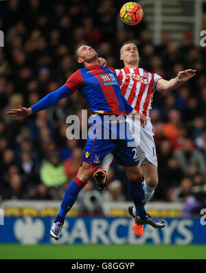 Ryan Shawcross de Stoke City et Connor Wickham du Crystal Palace lors du match de la Barclays Premier League au Britannia Stadium, Stoke. Banque D'Images