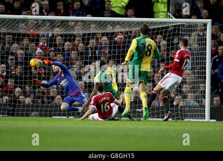 Cameron Jerome de Norwich City marque le premier but de son camp le jeu Banque D'Images