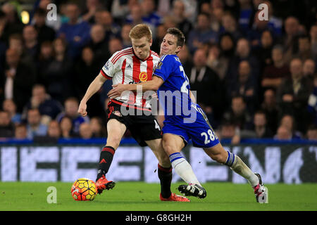 Cesar Azpilicueta de Chelsea et Duncan Watmore de Sunderland (à gauche) se battent pour le ballon lors du match de la Barclays Premier League à Stamford Bridge, Londres. Banque D'Images