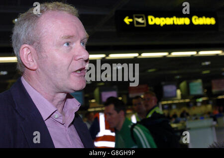 Le négociateur en chef Sinn Fein, Martin McGuinness, parle aux médias de la zone des départs de l'aéroport de Dublin, avant de se rendre aux États-Unis pour faire le point sur la Maison Blanche, les membres du Congrès et l'Amérique d'Irlande sur ce qui se passe dans le processus de paix en Irlande du Nord. Banque D'Images