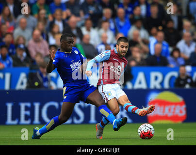 Football - Barclays Premier League - Leicester City / Aston Villa - King Power Stadium.Carles Gil (à droite) d'Aston Villa et Jeffrey Schlupp de Leicester City se battent pour le ballon Banque D'Images