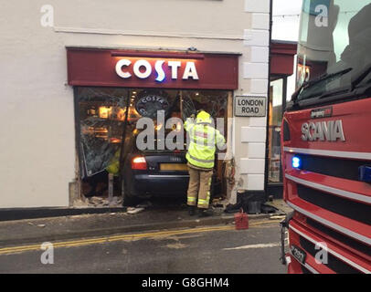 Remarque à l'attention des : plaque d'immatriculation masquée par PA Picture Desk. MEILLEURE QUALITÉ DISPONIBLE. Photo prise avec la permission du fil Twitter de Sally Pendleton d'une voiture incorporée à l'avant d'un café Costa à Westerham, Kent. Banque D'Images