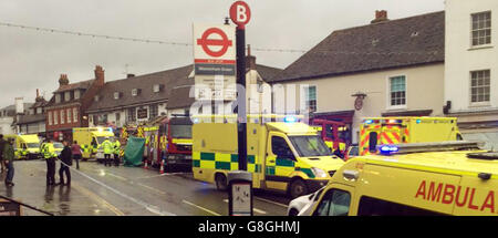 Photo prise avec la permission du fil Twitter de Peter Thornley d'une voiture incorporée à l'avant d'un café Costa à Westerham, Kent. Banque D'Images