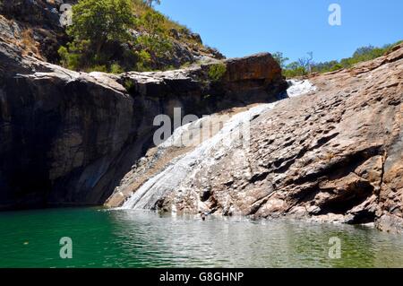 Serpentine à distance avec le granite Falls rock face, une cascade et des plantes indigènes sous un ciel bleu dans la serpentine, l'ouest de l'Australie. Banque D'Images