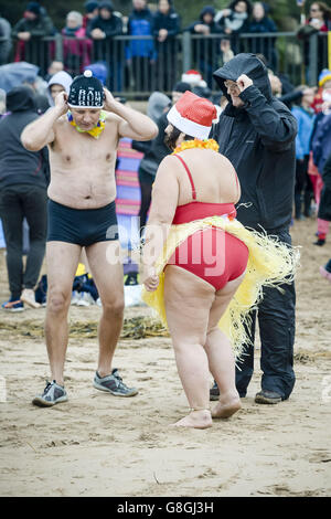 Les gens en costume fantaisie pendant le jour de Noël annuel Exmouth nagez à la plage d'Exmouth, Devon. Banque D'Images